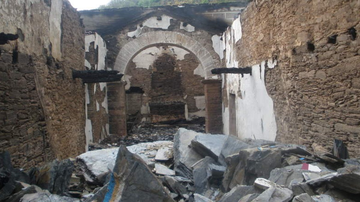 Estado en el que quedó la ermita después del incendio nocturno del día 5, reducida a escombros.