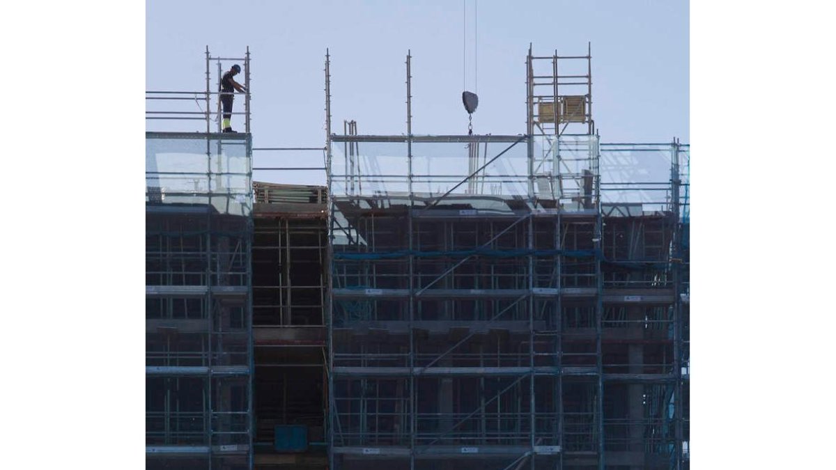 Un obrero trabaja en un edificio en construcción. DL