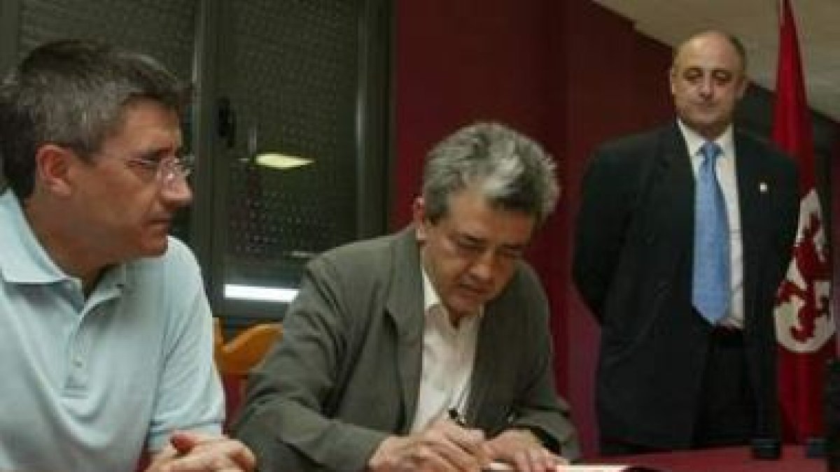 Gregorio Chamorro, a la derecha, con el alcalde de León, Francisco Fernández, y Miguel Martínez, en
