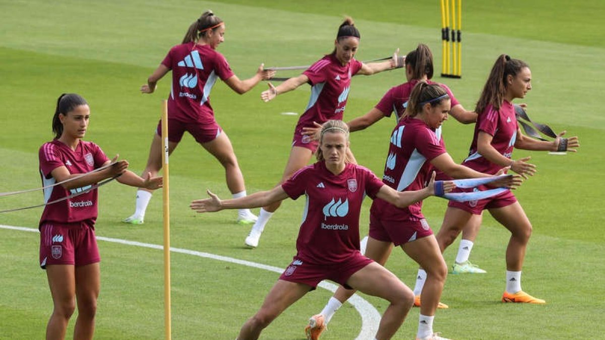 La selección española femenina desarrolla el entrenamiento previo al partido de hoy. CEREIJIDO