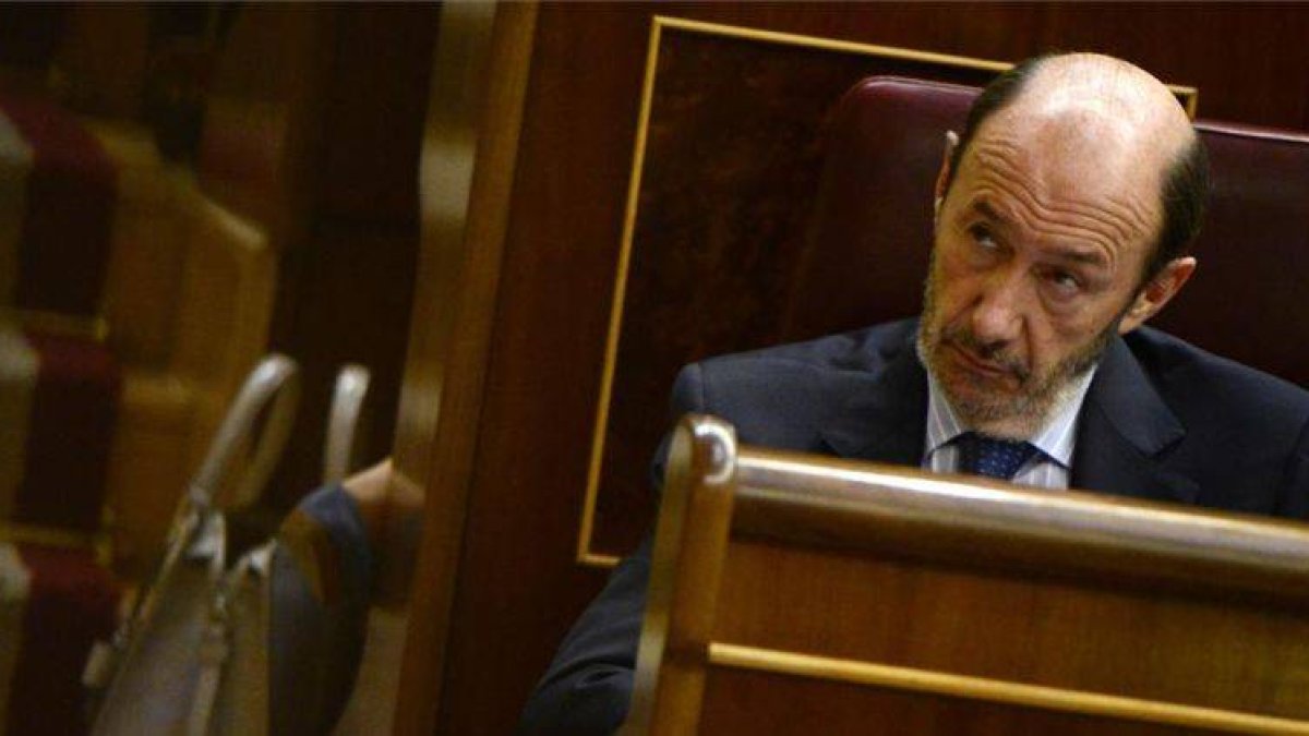 Alfredo Pérez Rubalcaba escuchando al presidente del Gobierno, Mariano Rajoy en la sesión del pasado 11 de julio.