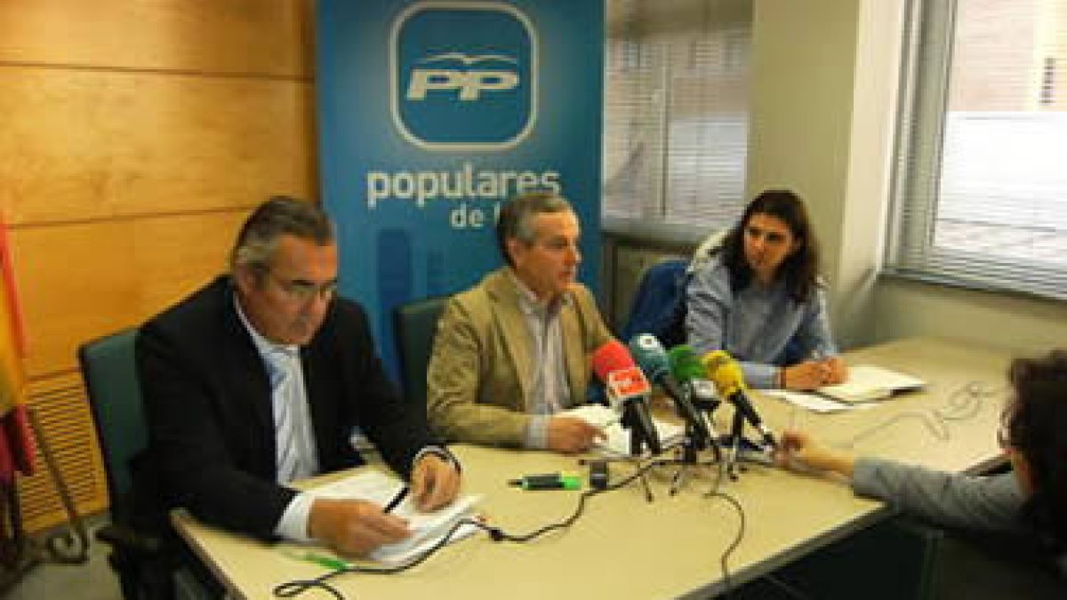 Emilio Gutiérrez, en el centro, durante la rueda de prensa.