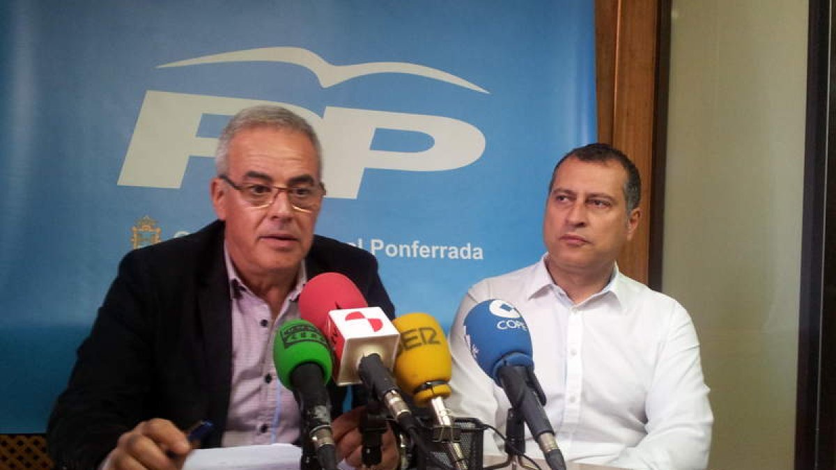 Juan Elicio Fierro y Reiner Cortés, ayer en el despacho del PP en el Ayuntamiento.