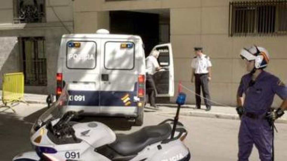 Un furgón policial entrando en la sede de la Audiencia Nacional.
