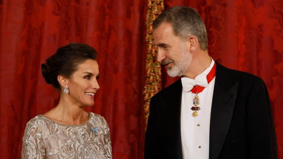 Los reyes de España Felipe VI y Letizia, antes de la cena de gala que los monarcas españoles ofrecen al mandatario de Catar, Tamim bin Hamad Al Thani, y a su esposa Jawaher Bint Hamad Bin Suhaim Al Than. JAVIER MARTÍN