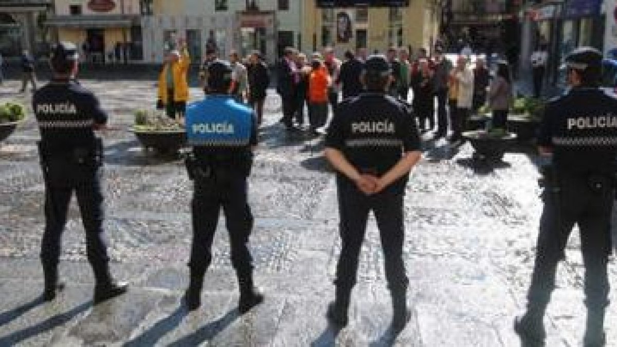 Los concejales de la UPL, Cabezas y Chamorro, junto al alcalde, Fernández, y la portavoz del PSOE, R