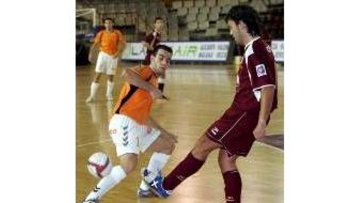 El equipo leonés no puede fallar esta tarde en Burela si quiere seguir arriba