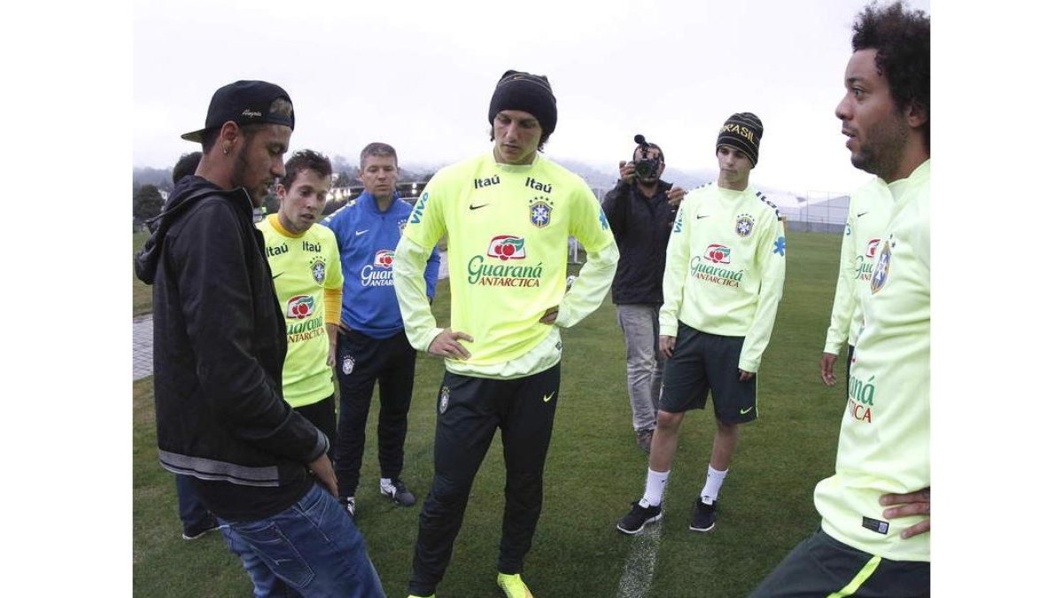 Neymar ha llegado a la concentración de Brasil para arropar a sus compañeros.