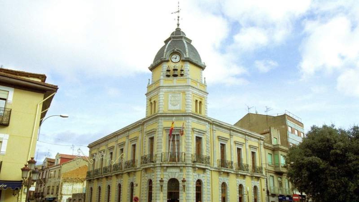 Vista del edificio consistorial de La Bañeza.