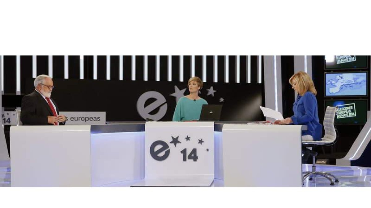 El cabeza de lista del PP a las elecciones europeas, Miguel Arias Cañete, la moderadora del debate, María Casado, y la candidata socialista, Elena Valenciano.