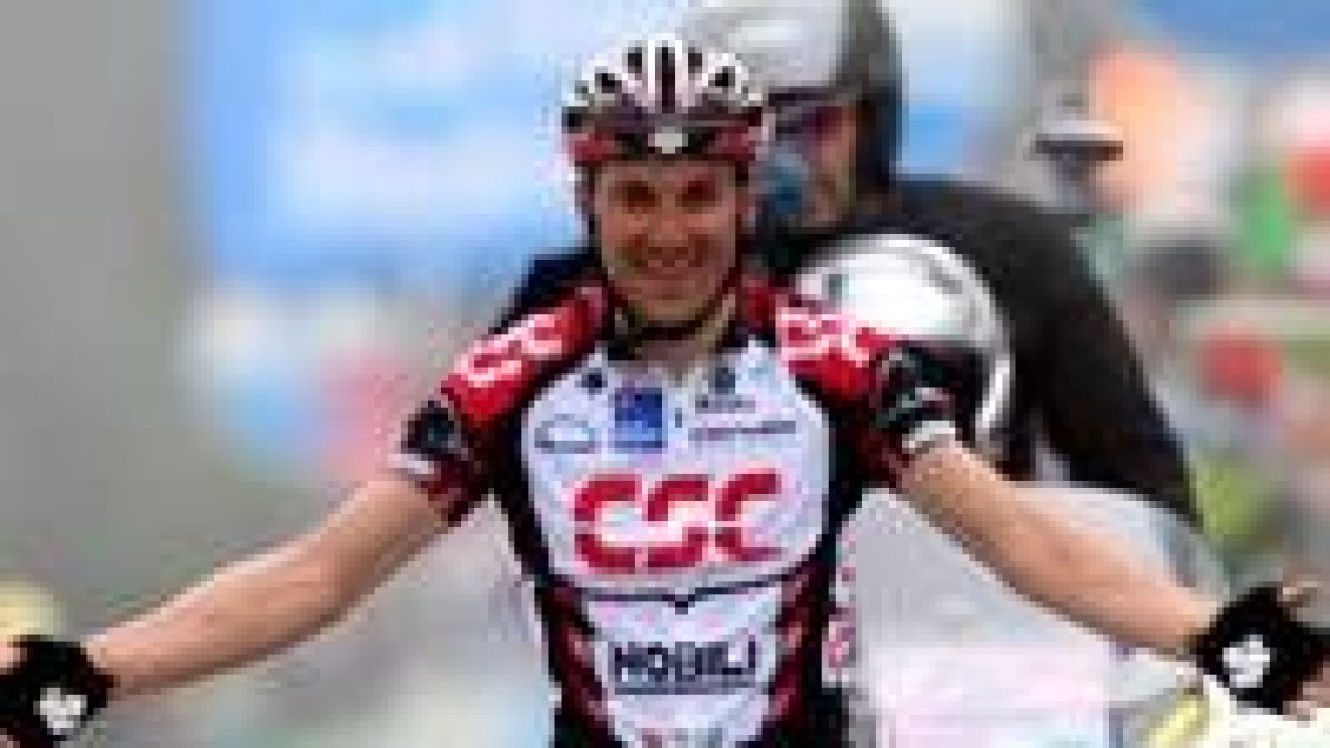 Basso celebra su triunfo en la octava etapa del Giro de Italia tras cruzar la línea de meta