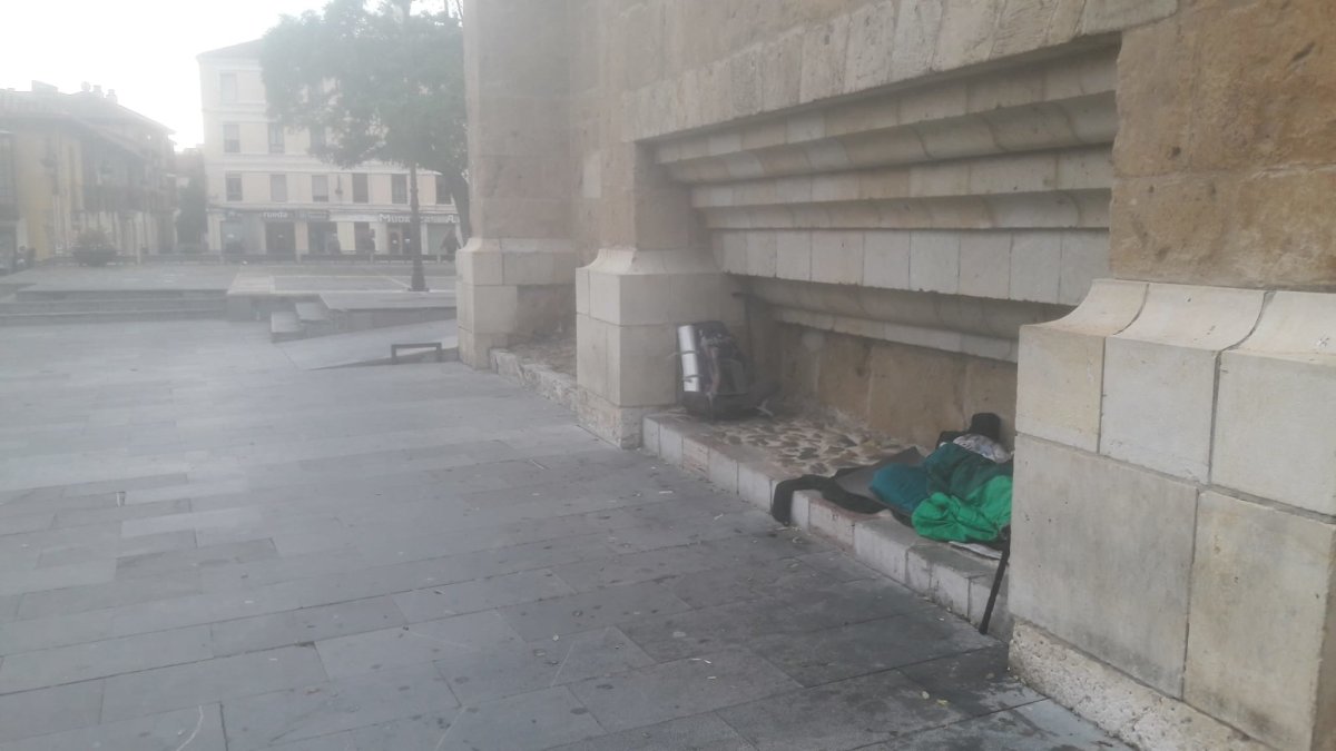 La 'cama' de una persona sin hogar en la parte trasera de la Catedral.