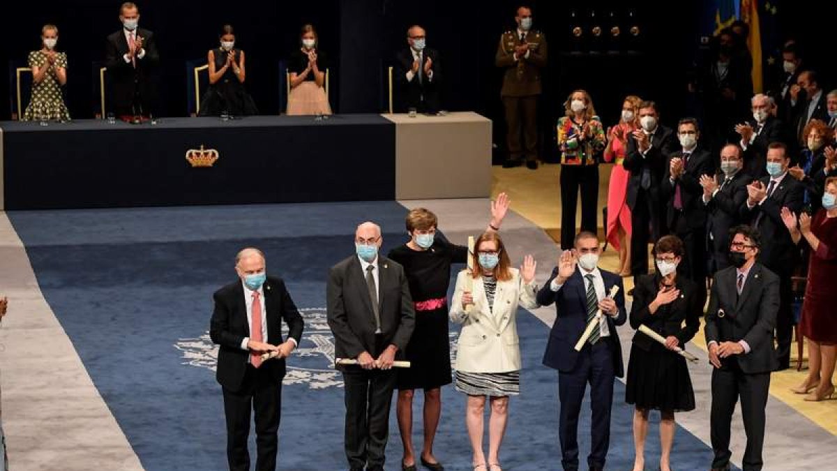 Los premiados, en la ceremonia de entrega en el Teatro Campoamor. ELOY ALONSO