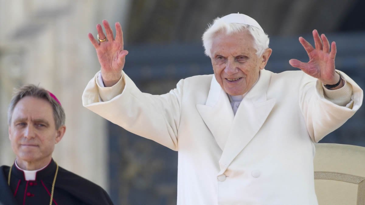 El papa Benedicto XVI saluda a los peregrinos congregados en la plaza de San Pedro el 27 de febrero de 2013. CLAUDIO PERI / EFE
