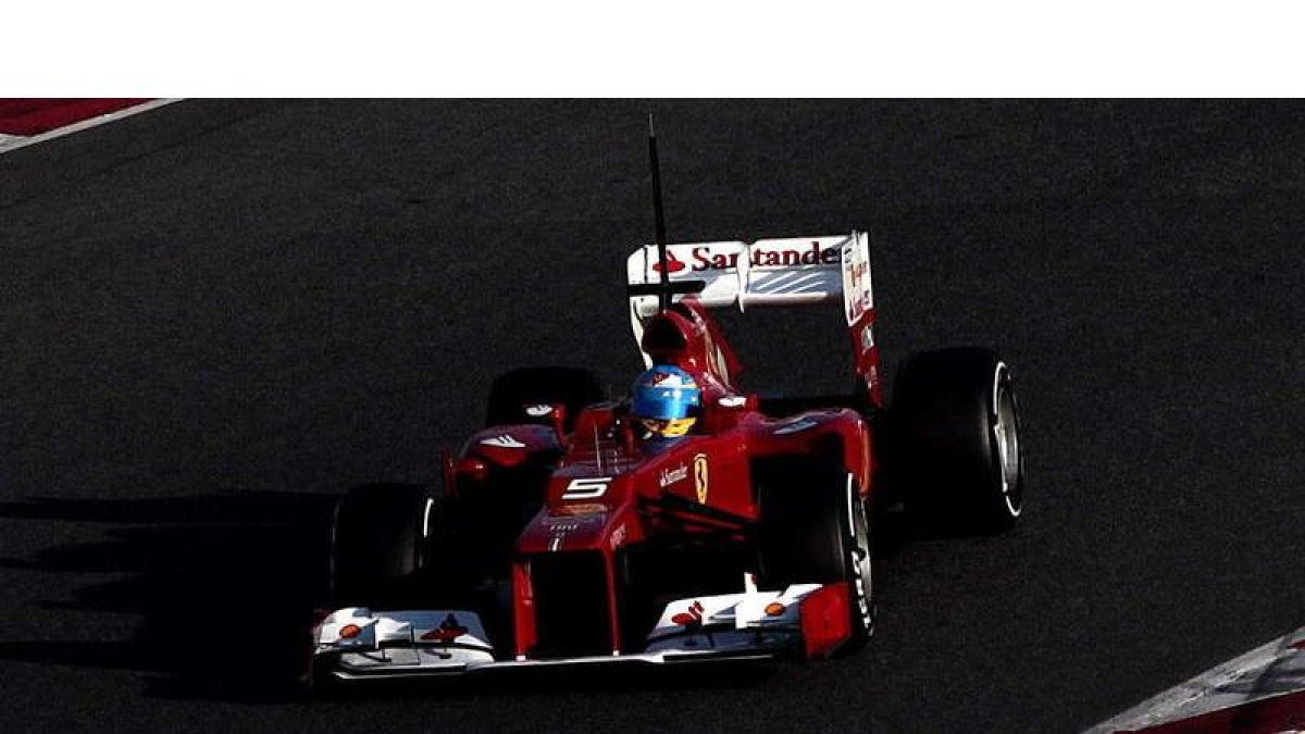 Fernando Alonso mejoró prestaciones con su Ferrari aunque aún se quedó lejos de Vettel.