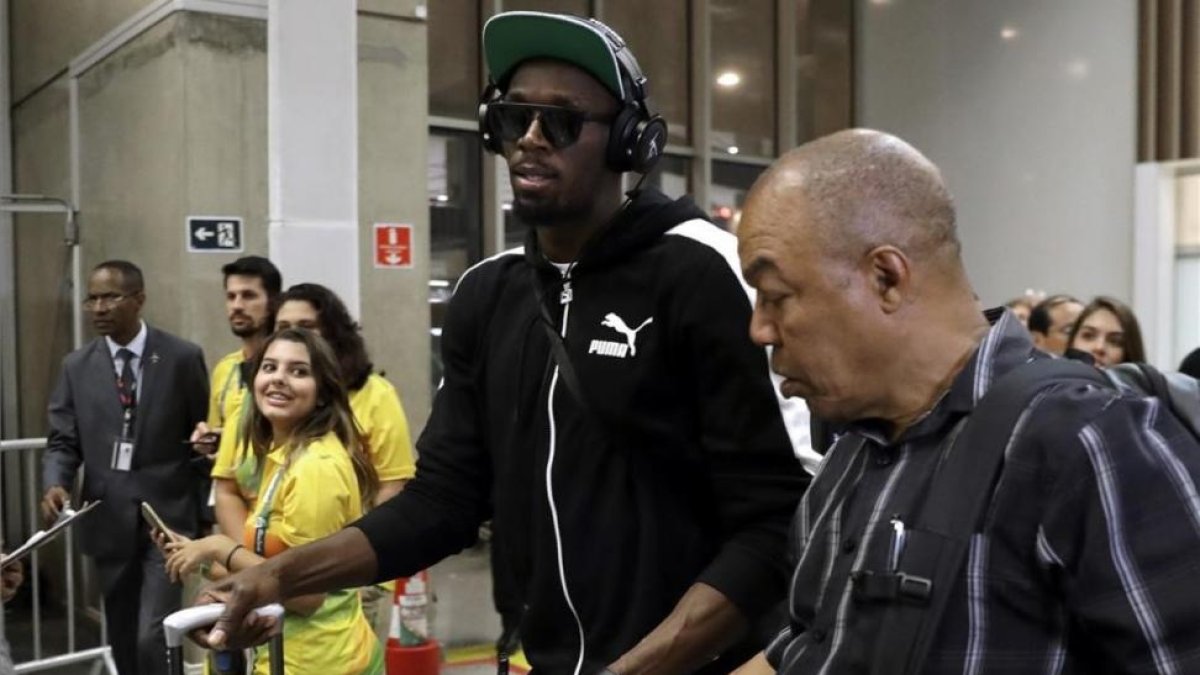 Usain Bolt, a su llegada al aeropuerto de Río, con el equipo jamaicano