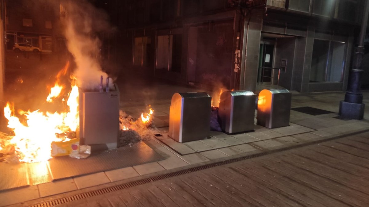 Hace unos días también ardieron contenedores en Ponferrada. DL