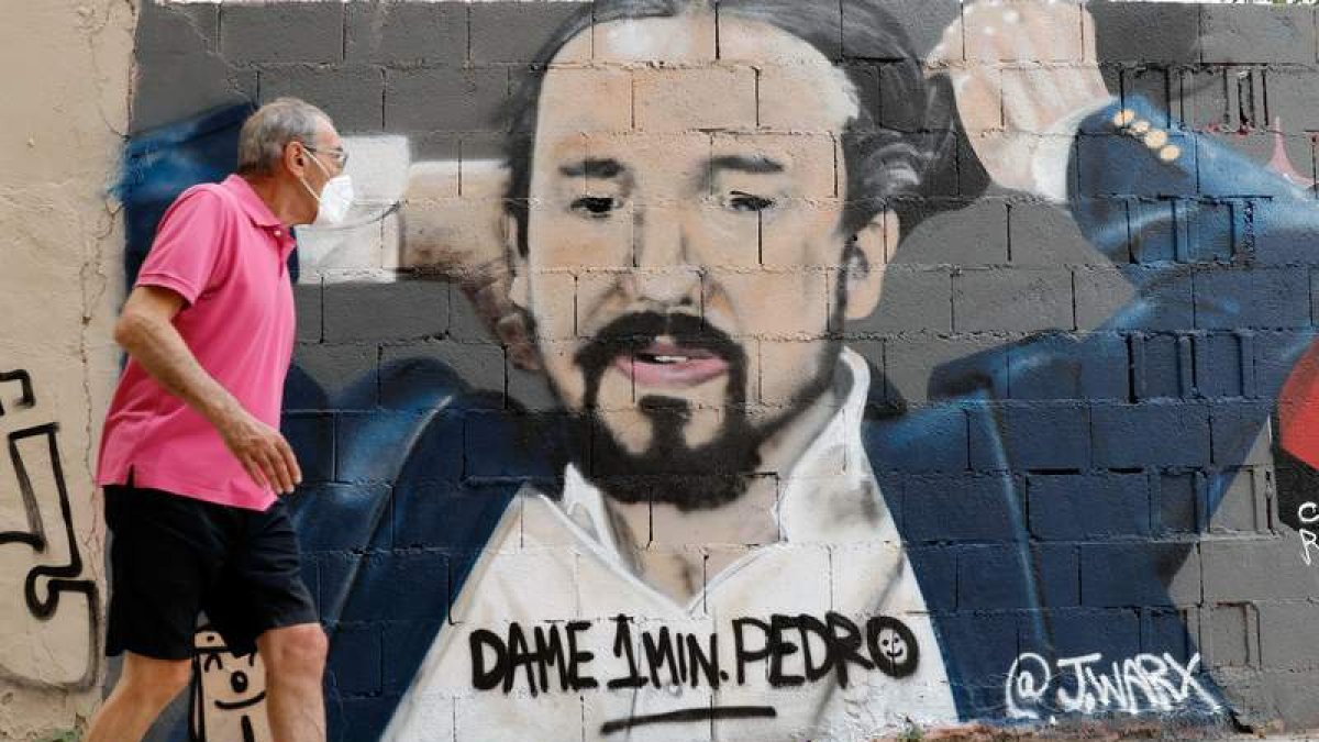 Imagen de una pintada satírica sobre Pablo Iglesias en una calle de Valencia. JUAN CARLOS CÁRDENAS