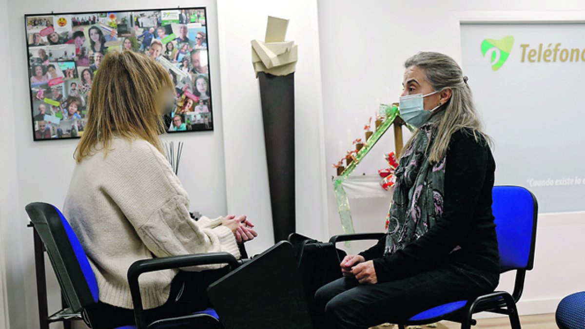 C. G. P. con Marta Fernández en una de las salas del
Teléfono de la Esperanza, antes
de la entrevista.
FERNANDO OTERO