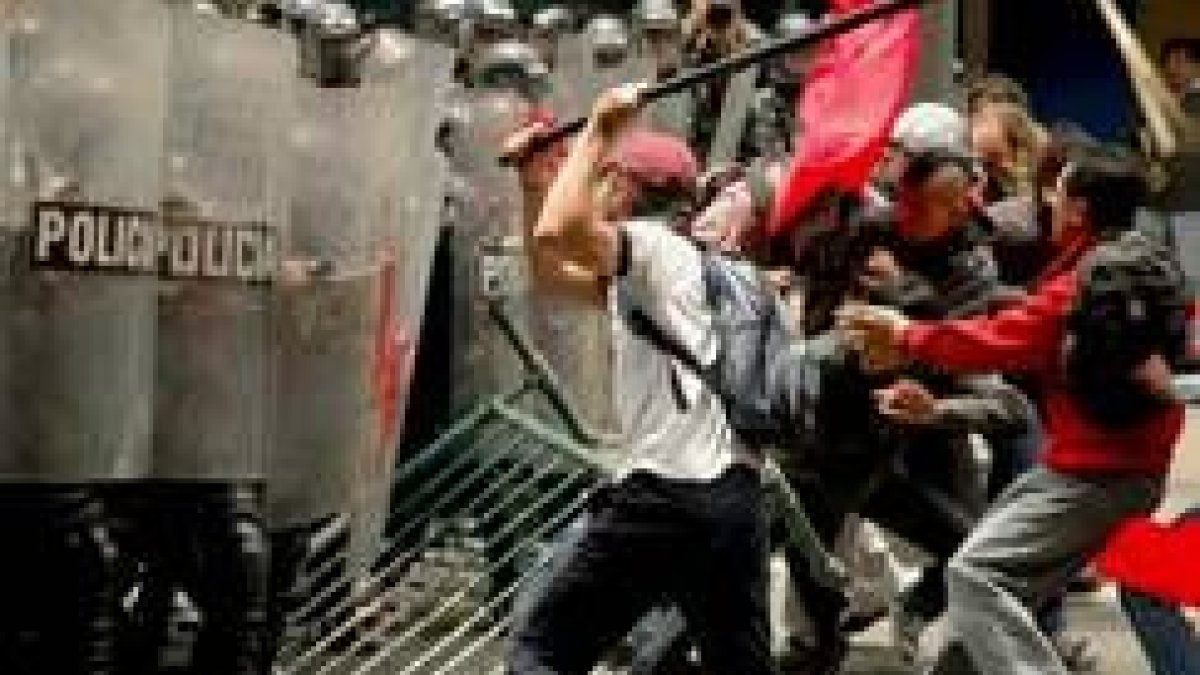 Los manifestantes retaron a los cuerpos de seguridad en Bogotá y destrozaron comercios