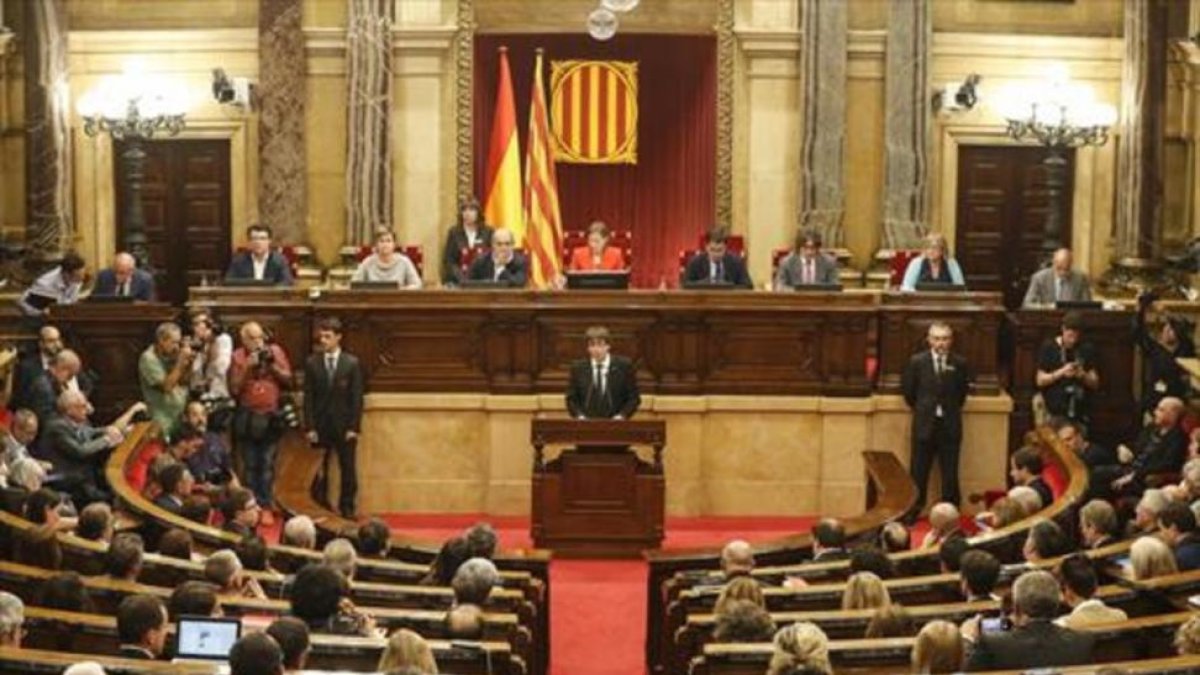 Puigdemont, en el estrado del Parlament, el martes de la semana pasada.
