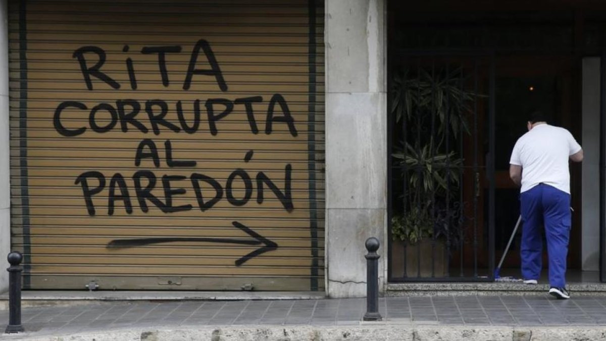 Pintada amenazante aparecida este jueves junto a la vivienda de Rita Barberá en València.