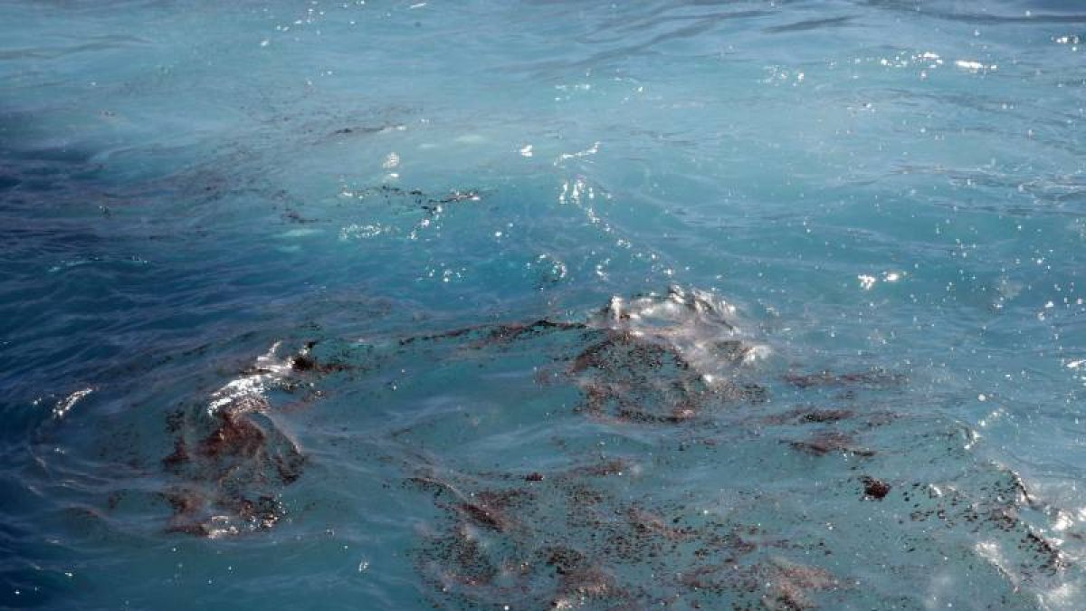 Mancha de combustible localizada hoy en la costa de Gran Canaria entre La Aldea y Mogán tras el hundimiento el pasado 14 de abril del pesquero ruso Oleg Naydenov.