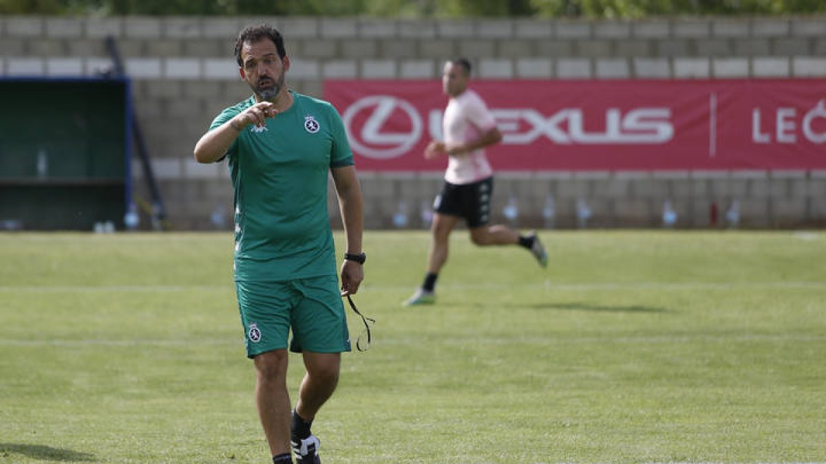 El entrenador Ramón González y su equipo ya tienen libro de ruta para la liga 2021-2022. DL |  F. Otero Perandones.