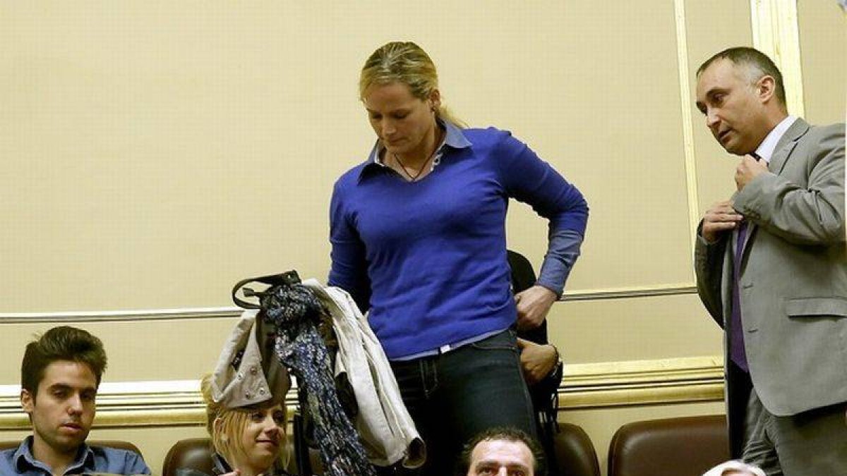 La capitana Zaida Cantera y su marido, el comandante José López, en la tribuna de invitados del Congreso.