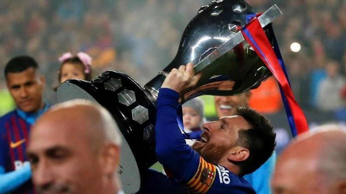 Messi levanta el trofeo de la Liga, este sábado en el Camp Nou.