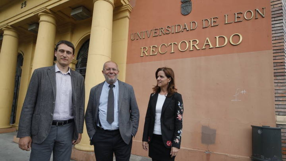 A la izquierda, Javier Panizo, junto a Igea y Ana Carlota Amigo. RAMIRO