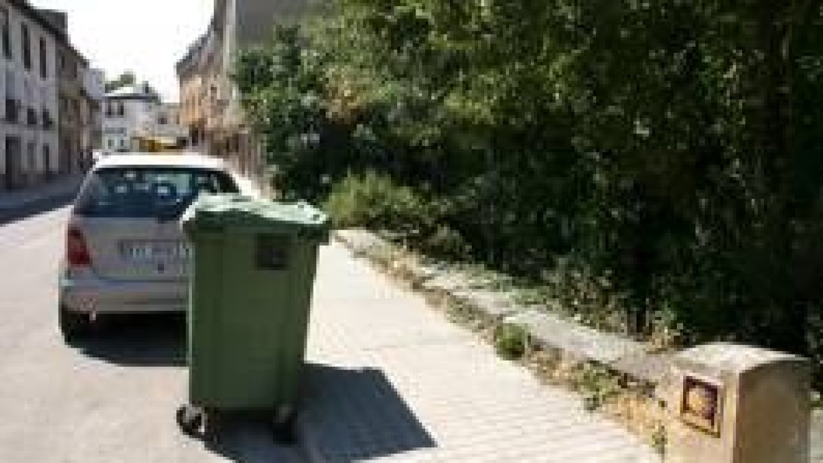 Un contenedor de basura en la Ruta Jacobea a su paso por el núcleo urbano de Villafranca del Bierzo