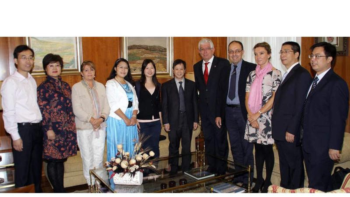 José Ángel Hermida, con una delegación de la institución china de Xiantang encabezada por su presidente Zhang Jing.