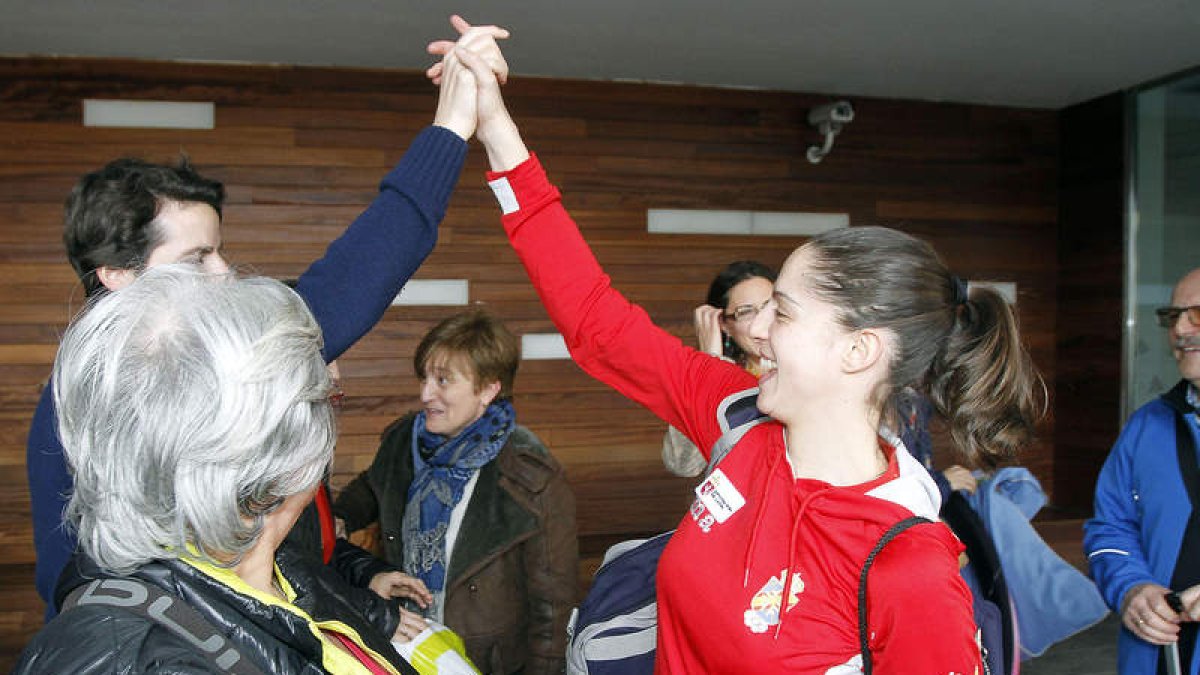 Carolina Rodríguez es felicitada a su llegada a León desde Lisboa donde se colgó el bronce.