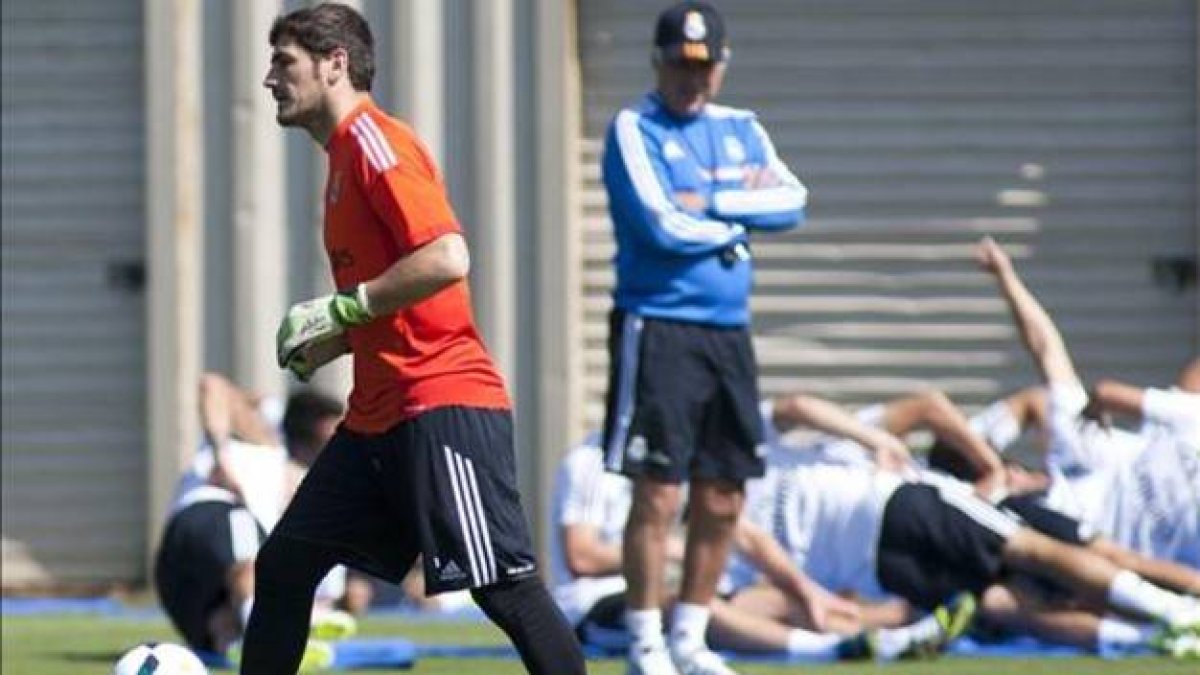 Carlo Ancelotti observa a Casillas durante un entrenamiento en Los Ángeles.