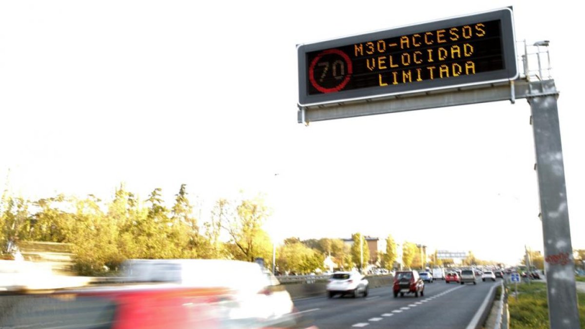 Cartel que recuerda el límite de velocidad permitido en los accesos a Madrid por la A5.