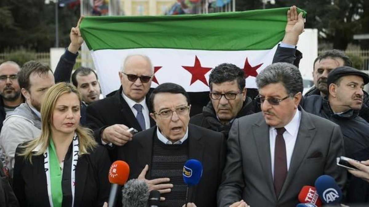 Los negociadores de la oposición siria Riyad Nasan Agha y Salem al Meslet, en una rueda de prensa en Ginebra.