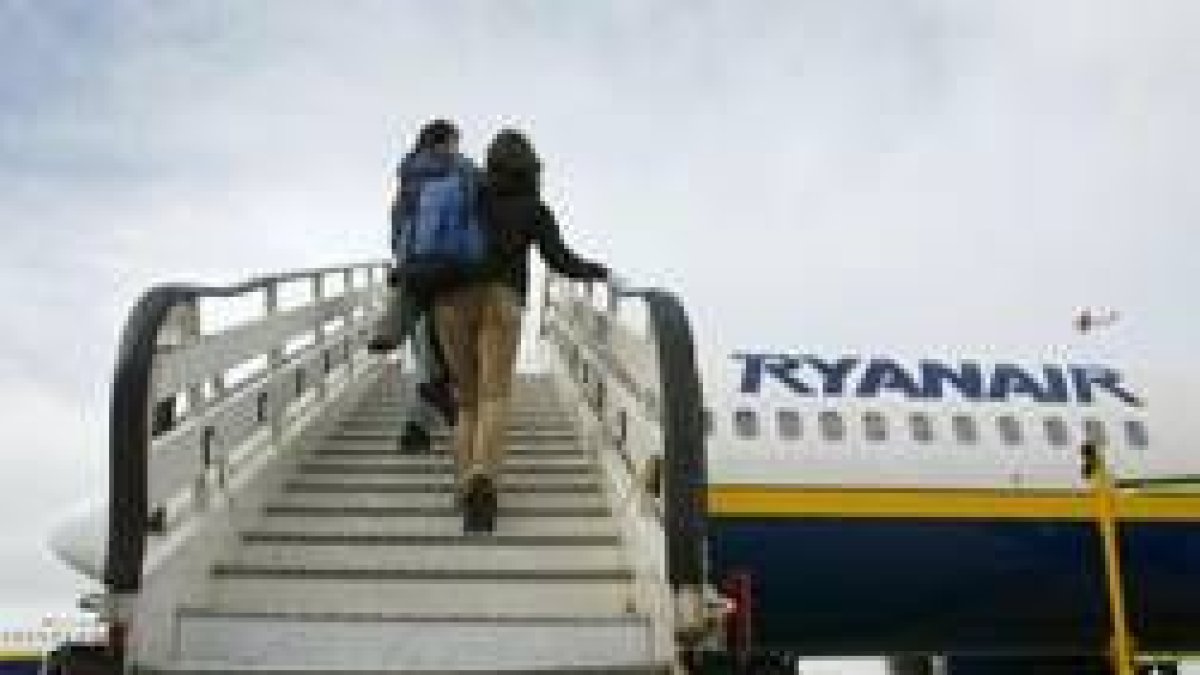 Unos pasajeros suben a un vuelo de la compañía Ryanair