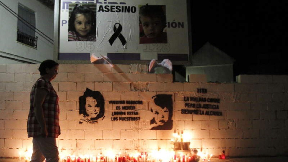 Depositan velas en recuerdo de los menores en Córdoba.