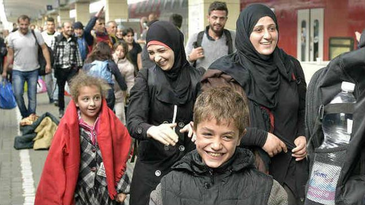 Una familia de refugiados en su llegada a la estación de tren de Westbahnhof, en Viena.