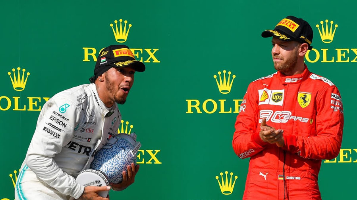 Lewis Hamilton celebra con su trofeo la victoria en el GP de Hungría. EFE