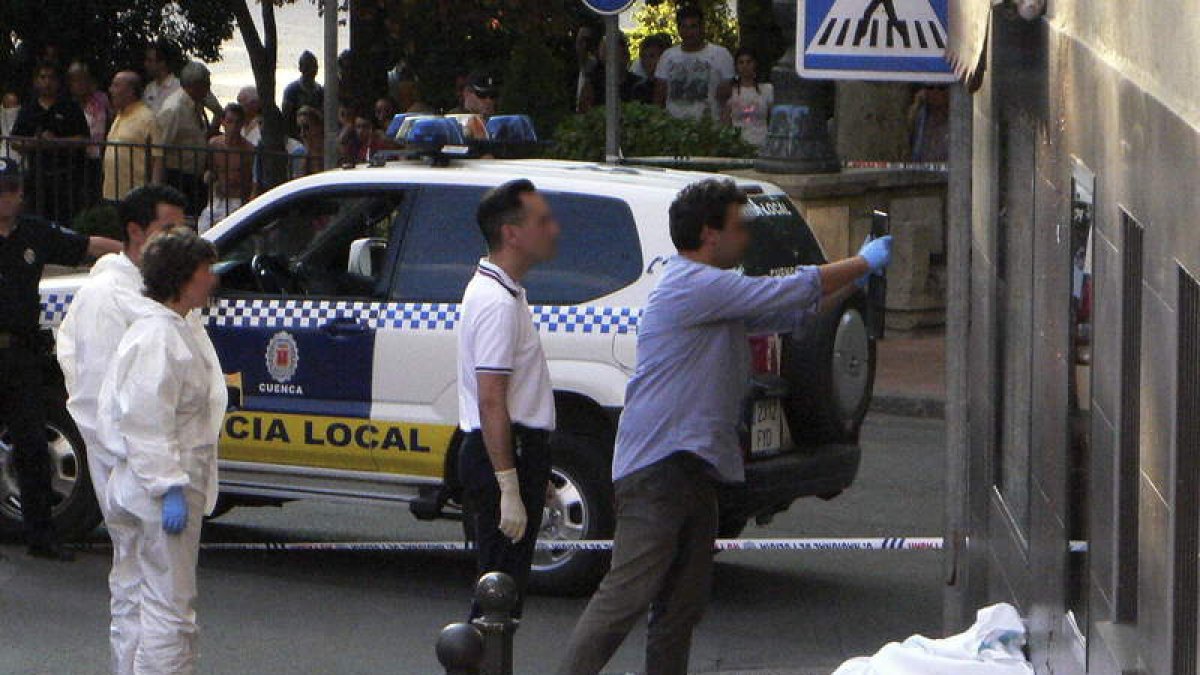 La Policía Local y Nacional junto al cadáver.