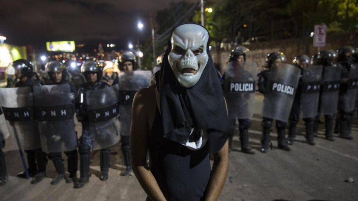 Un partidario de Salvador Nasralla ante la policía en Tegucigalpa (Honduras).