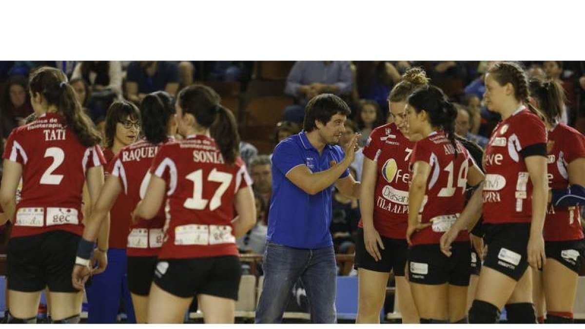 El técnico del Cleba, Javi Callejo, rodeado de sus jugadoras en un partido.