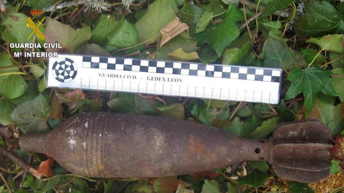 Una granada de mortero similar a la que ha sido localizada en Salas de la Ribera. GUARDIA CIVIL