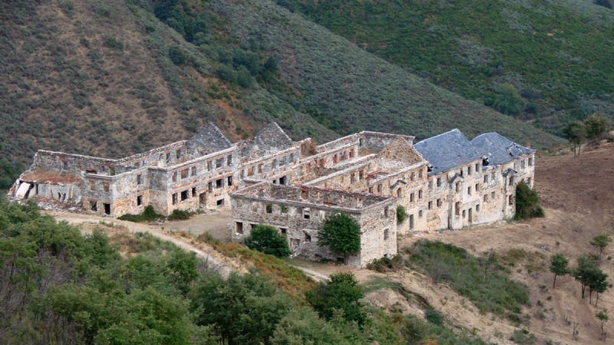 Restos del poblado de la Peña del Seo construido para albergar a los mineros que trabajaban en la explotación del wolfram.