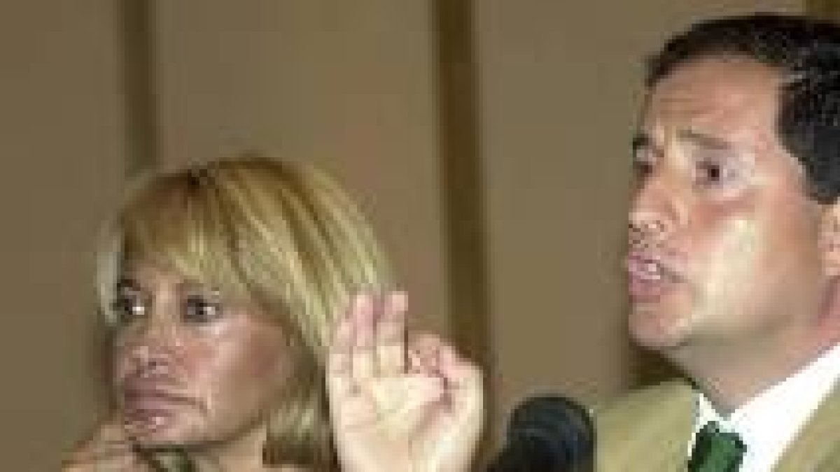 Isabel García y Carlos Fernández durante la rueda de prensa que ofrecieron ayer en Marbella