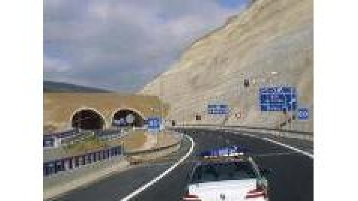 La Autovía del Noroeste a su paso por el falso túnel de La Escrita