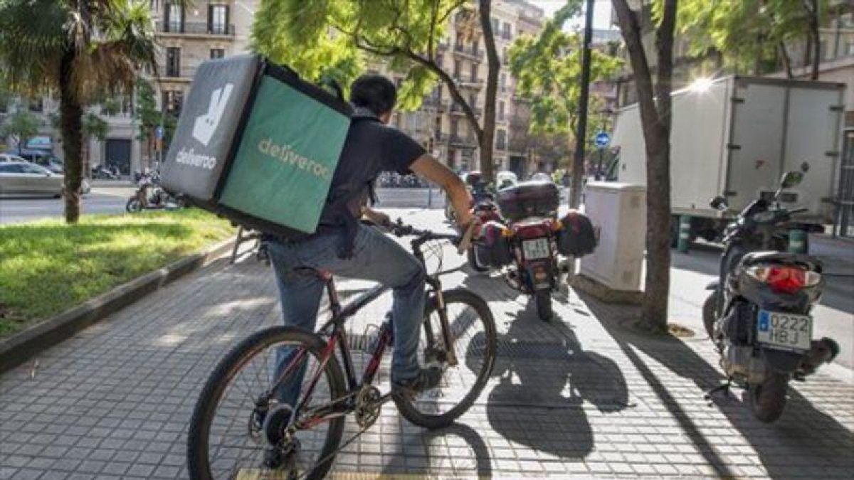 Un repartidor de Deliveroo en bici.