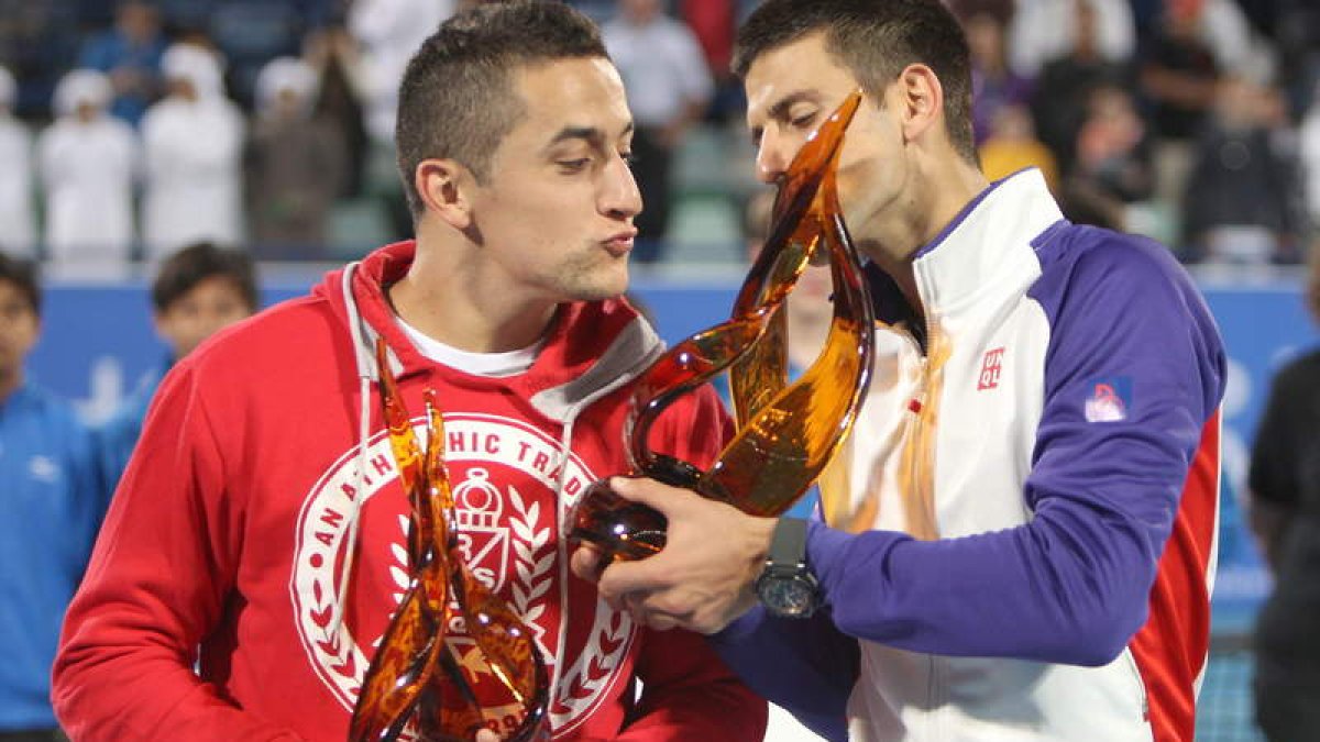 Nico Almagro y Novak Djokovic con sus respectivos trofeos tras la final del torneo.